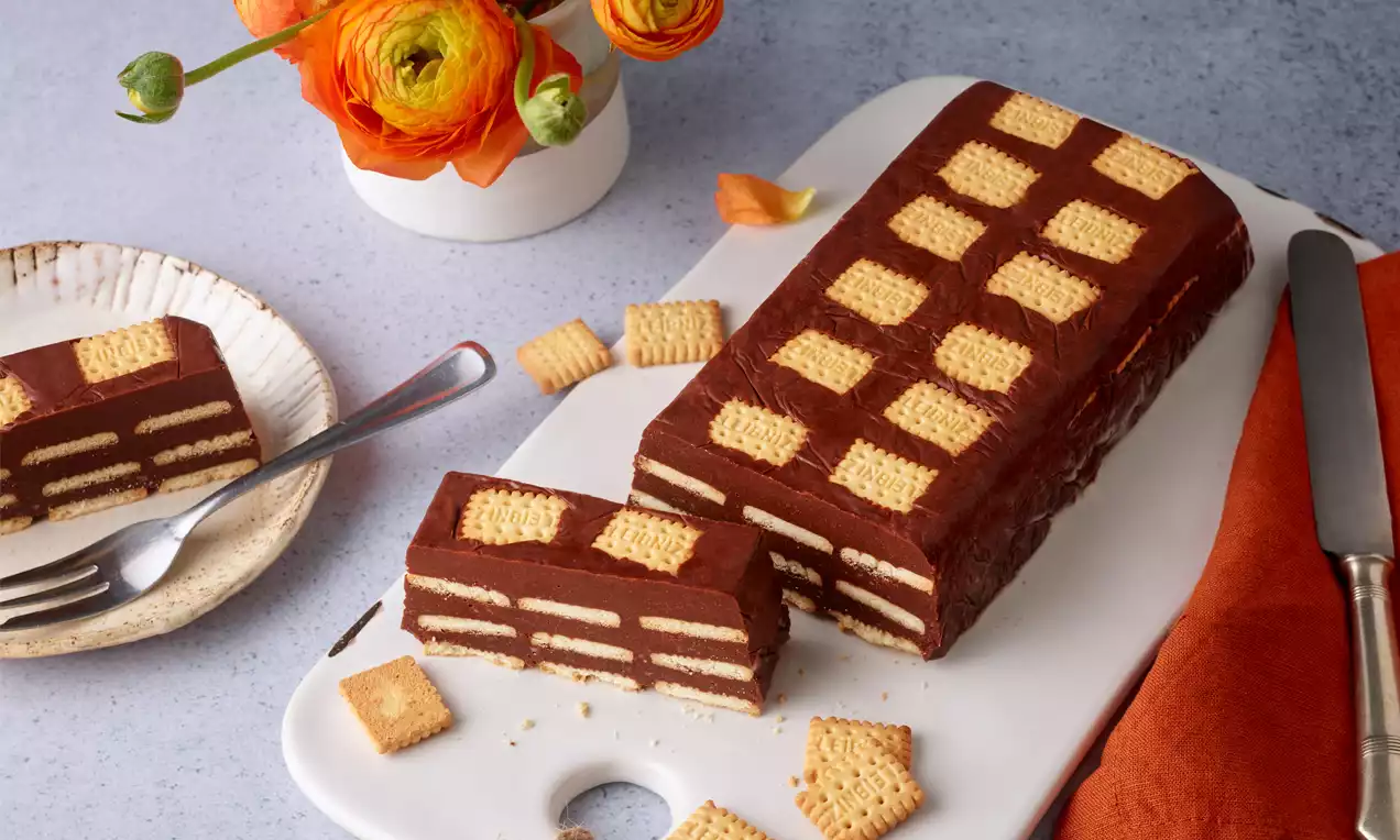 Schokoladiger Kekskuchen mit Butterkeksen in der Kastenform.