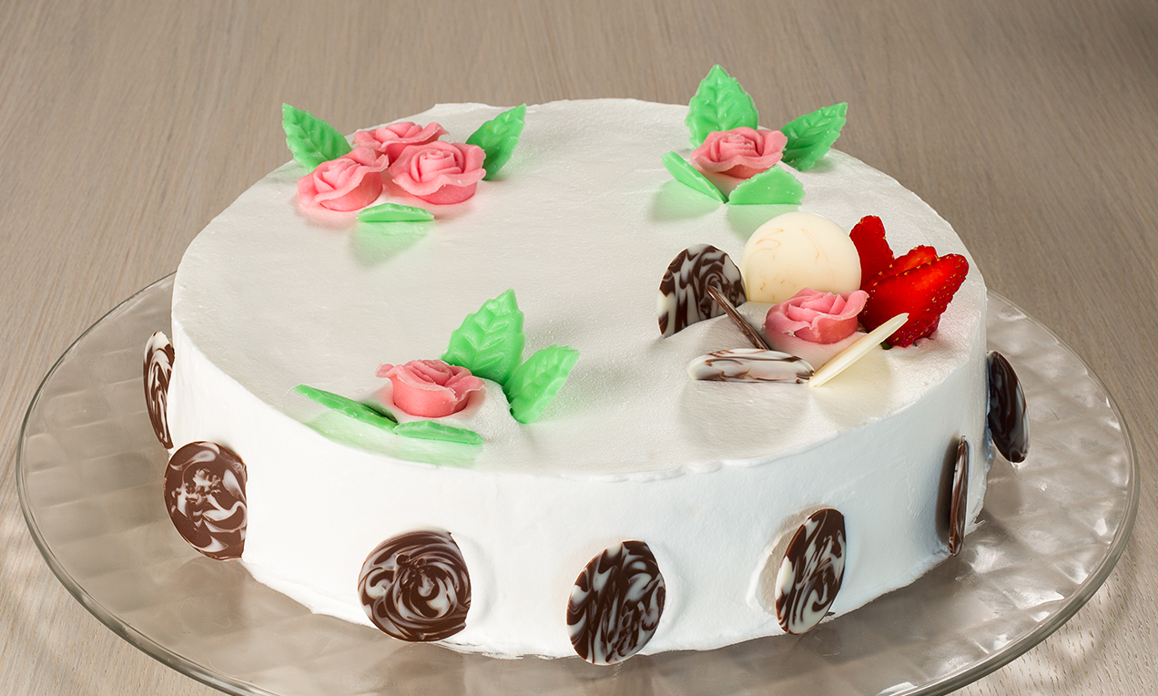 Torta allo yogurt, mandorle e fragole