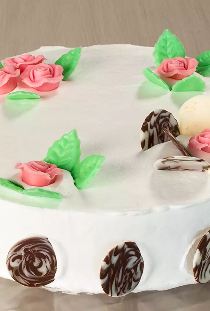 Torta allo yogurt, mandorle e fragole.jpg