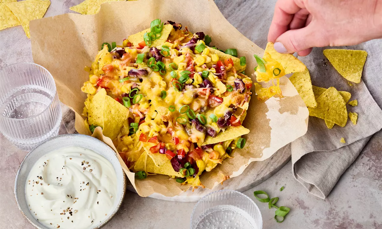 Überbackene Nachos aus dem Airfryer mit Käse, Mais und Bohnen – schneller Snack für Party oder Filmabend. Einfaches Rezept für knusprige, würzige Nachos mit Sour Cream.