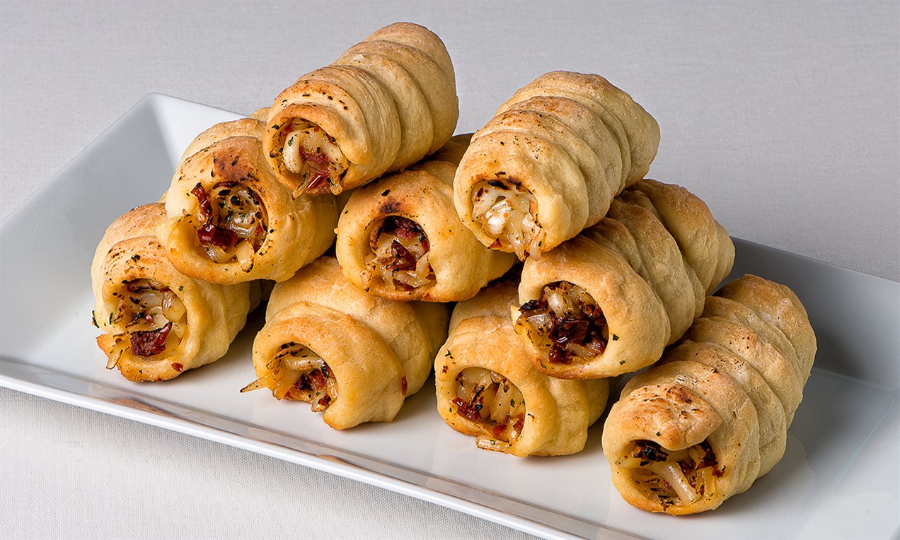 Cannoli salati ripieni di pomodori secchi e scamorza affumicata