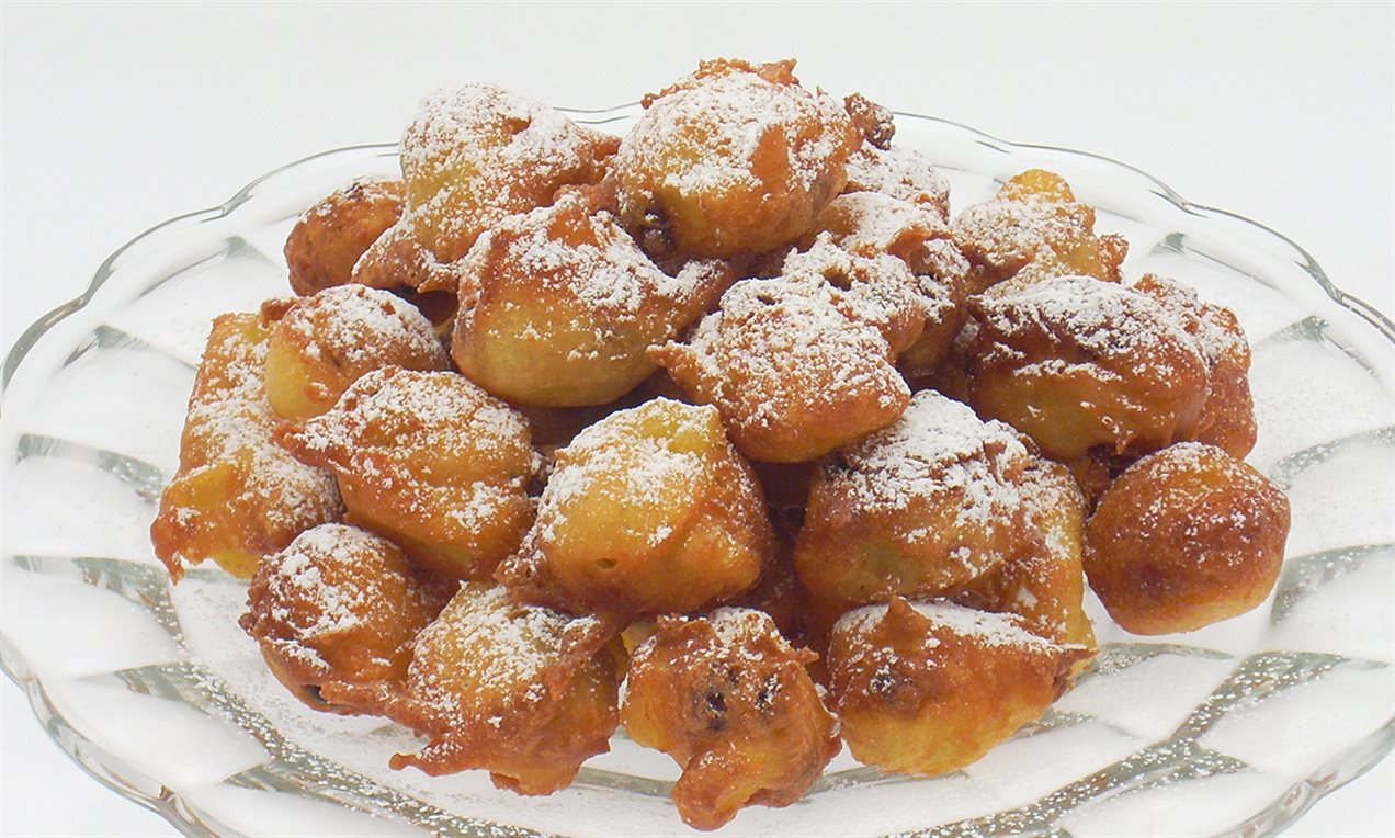 Frittelle di Carnevale alle mele e uvetta