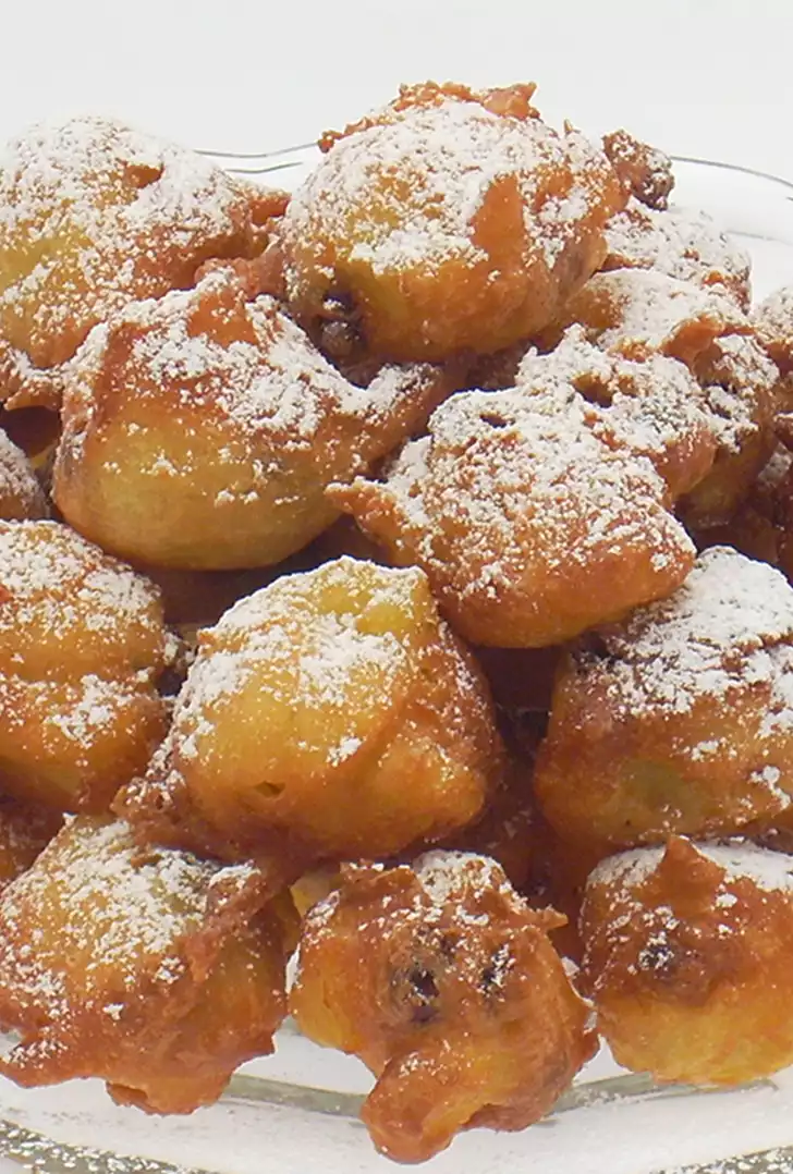 Frittelle-di-Carnevale-alle-mele-e-uvetta_DBricette.jpg