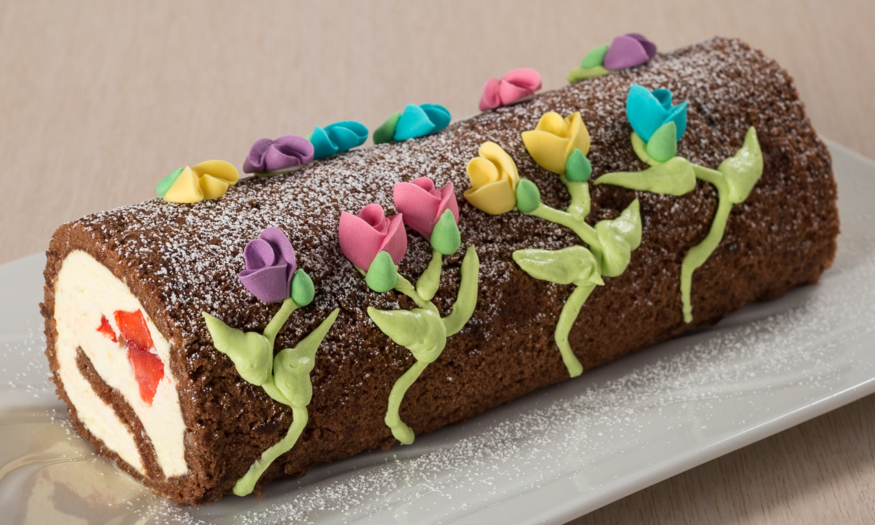 Rotolo al cioccolato con crema chantilly e fragole