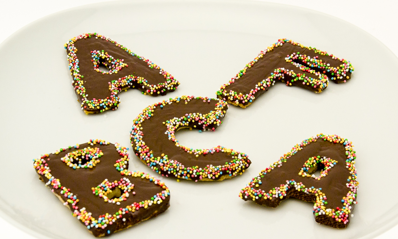 Biscotti glassati al cacao a forma di lettere