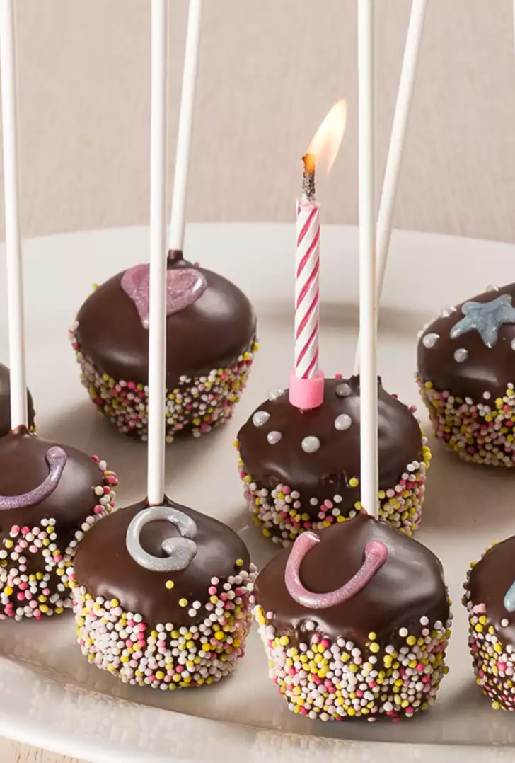 CAKE POPS COMPLEANNO.jpg