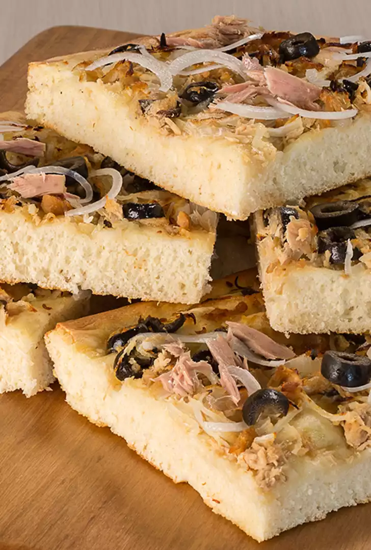 Focaccia tonno e cipolle.jpg