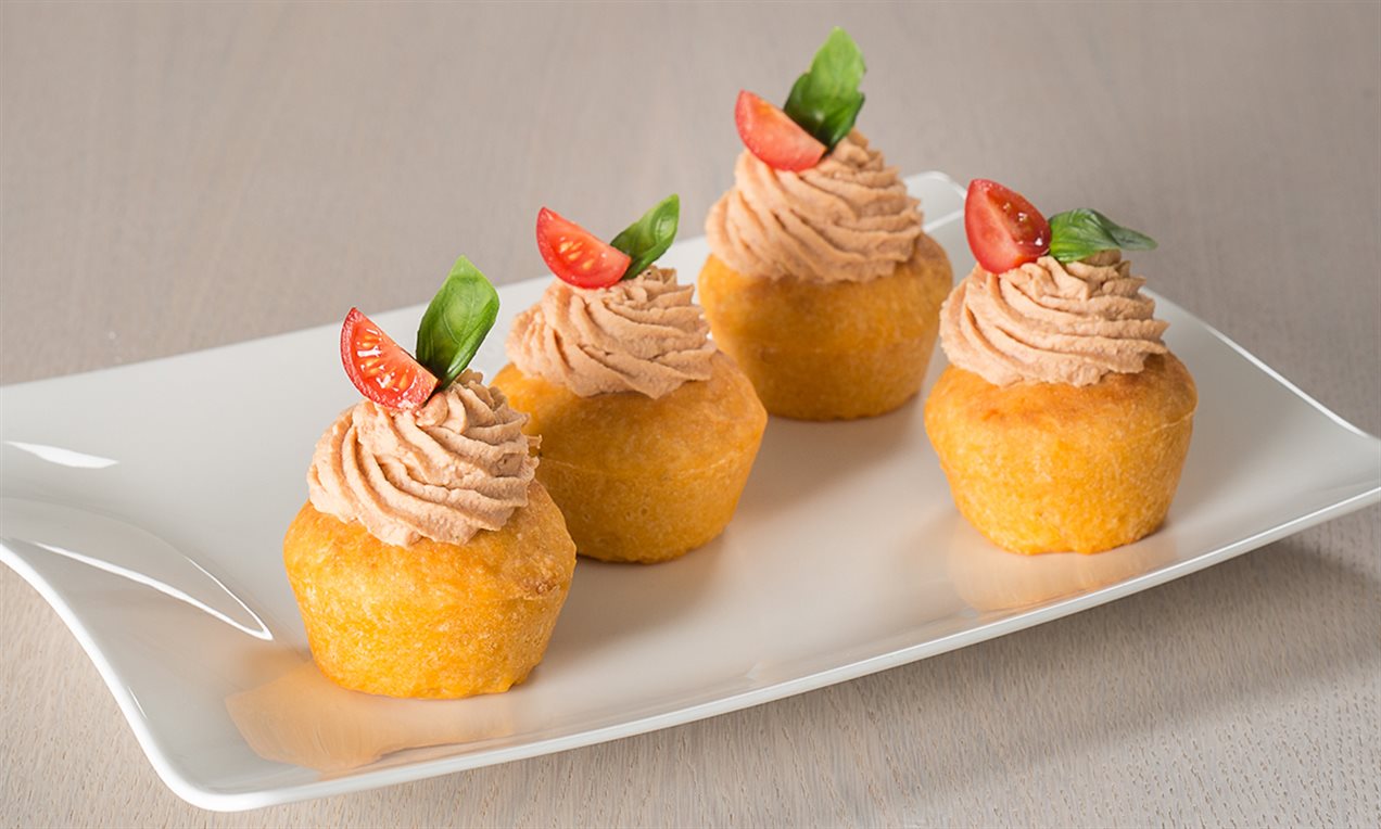 Cupcake salati con pesto rosso alla ligure e crèma fraîche
