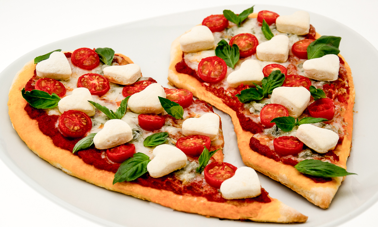 Pizza al gorgonzola dolce e pomodorini