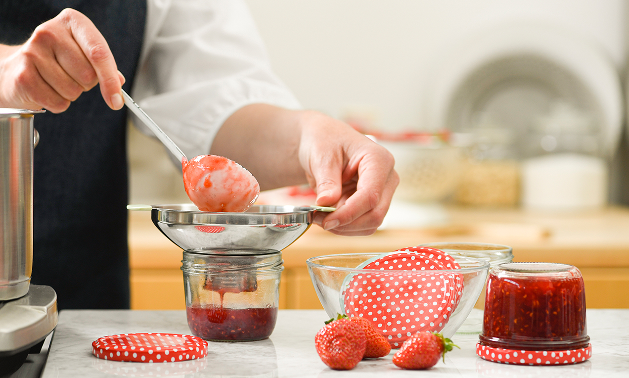 Marmelade einfüllen DSC5798 ret Ausschnitt