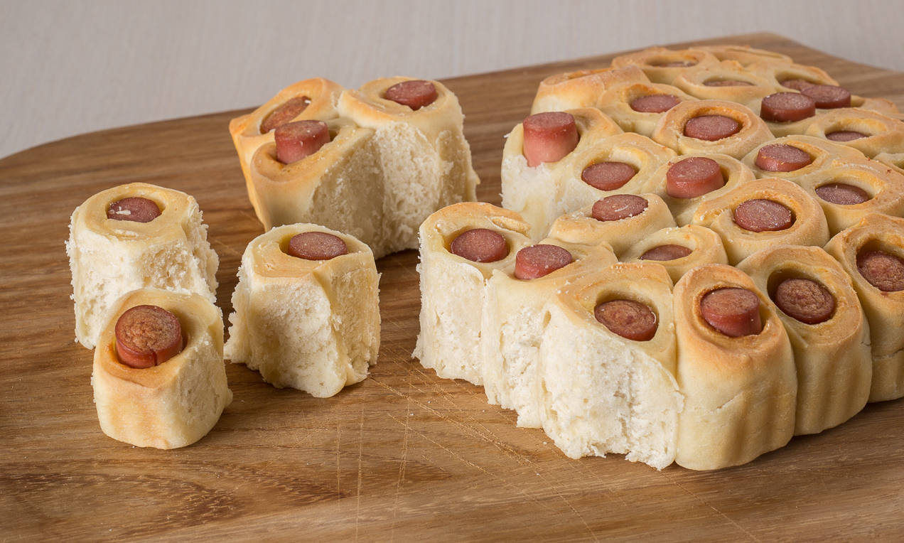 Torta salata con wurstel e mozzarella