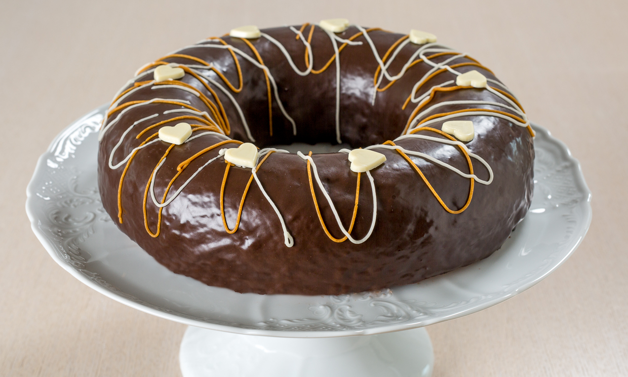 Ciambella al rum e pesche sciroppate