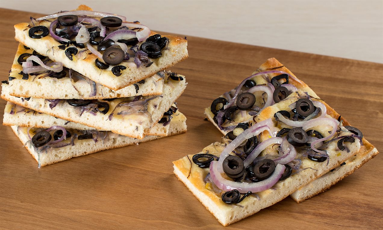 Schiacciata alle cipolle rosse e olive