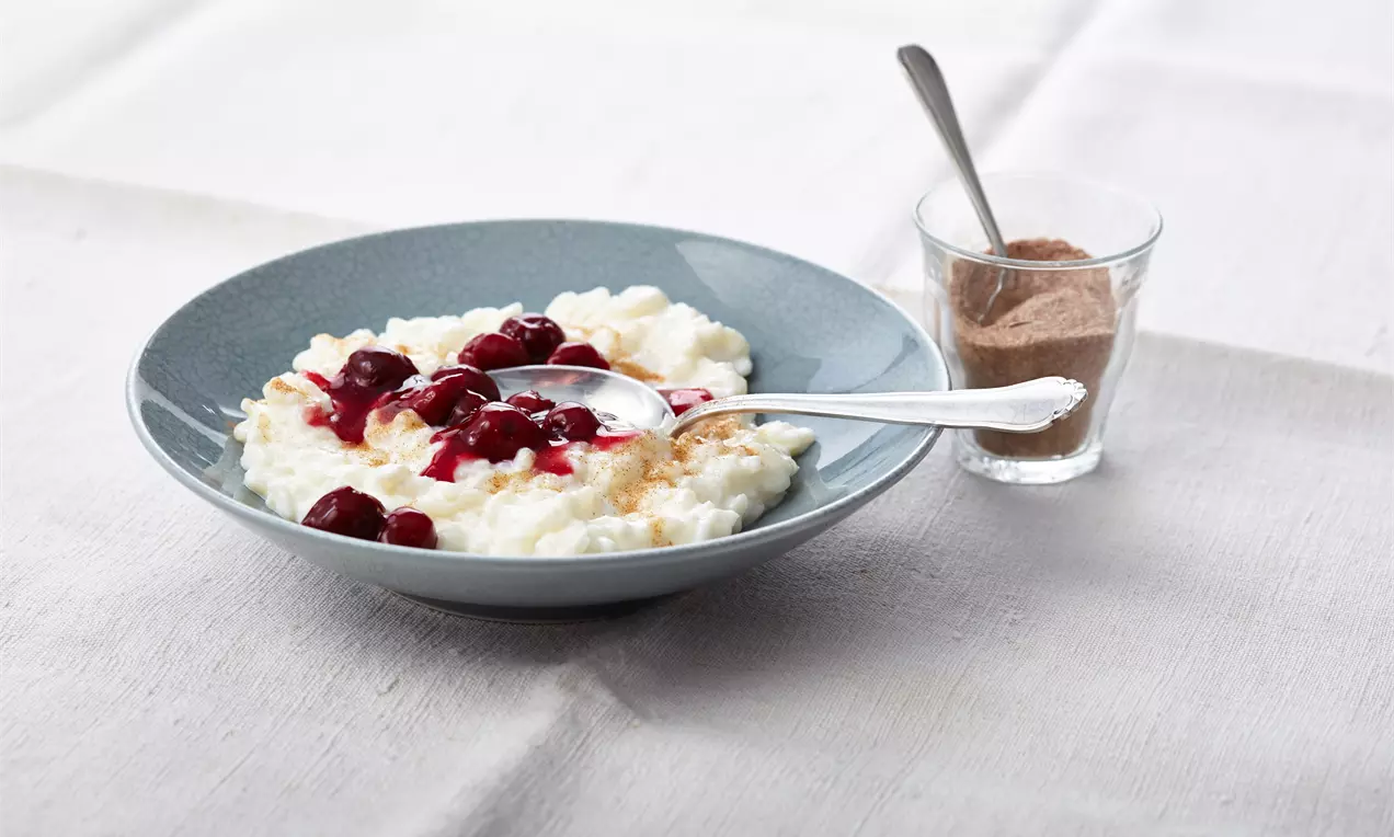 Reisbrei mit Kirschgrütze und Zimt-Zucker
