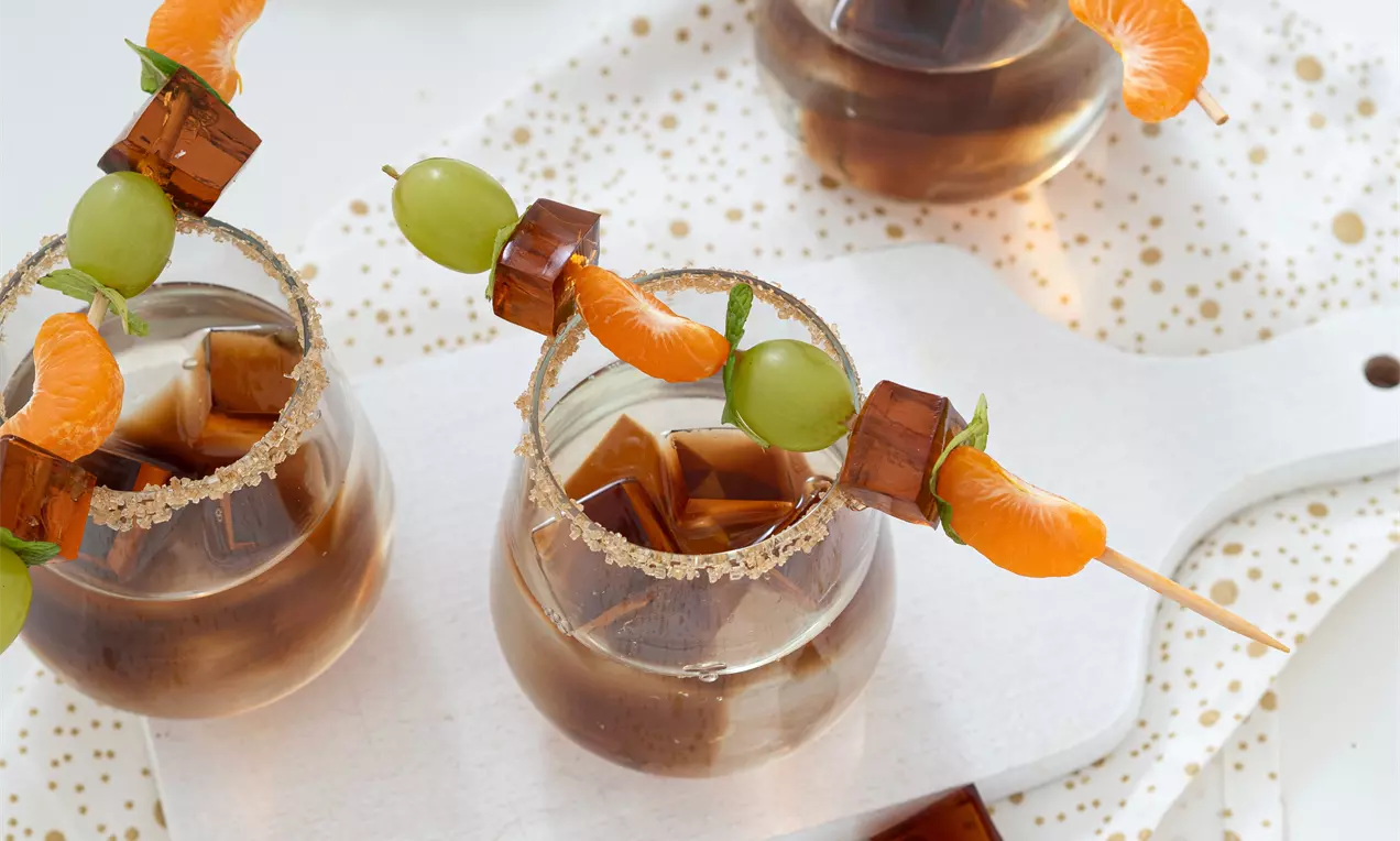 Fotografia przedstawia deser w postaci szaszłyka z galaretki o smaku coli