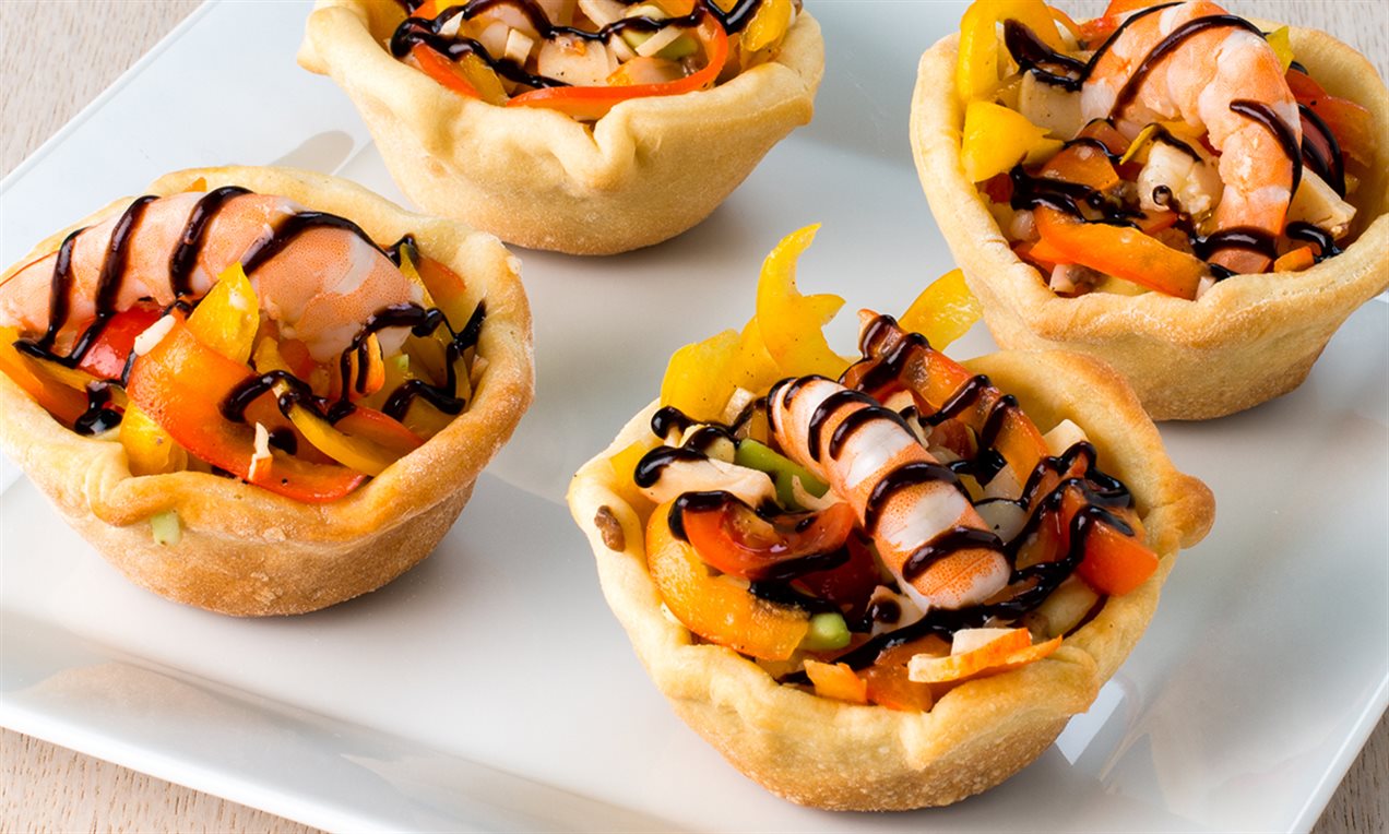 Coppette salate con gamberi, acciughe, peperoni e avocado