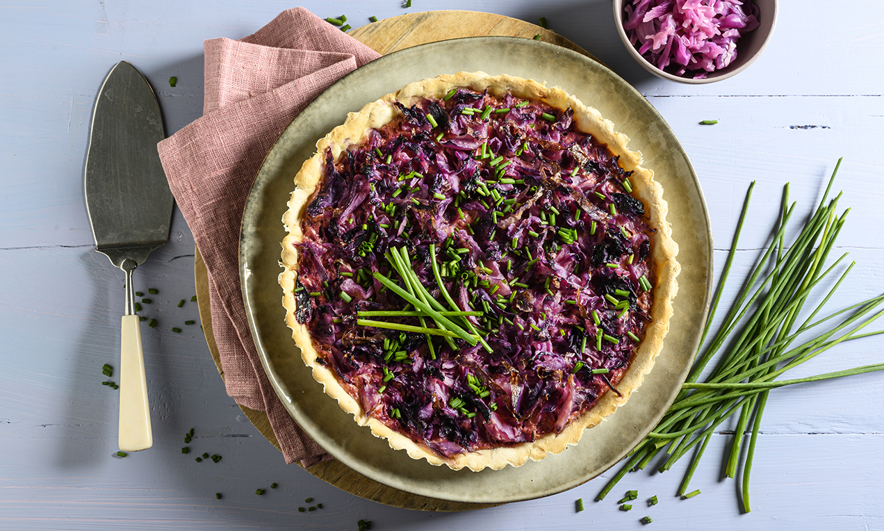 Torta salata con cavolo cappuccio rosso