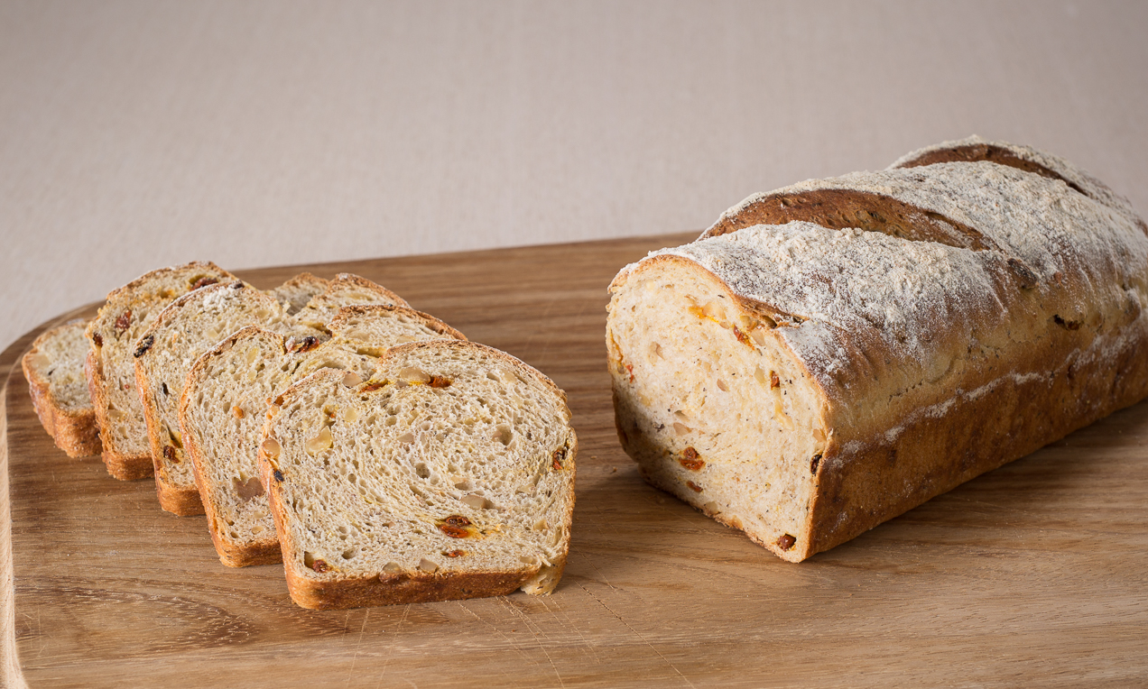 Pane per la colazione con bacche di goji e noci