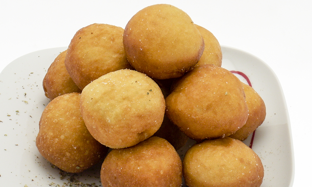 Krapfen salati con spinaci, pomodorini e  mozzarella