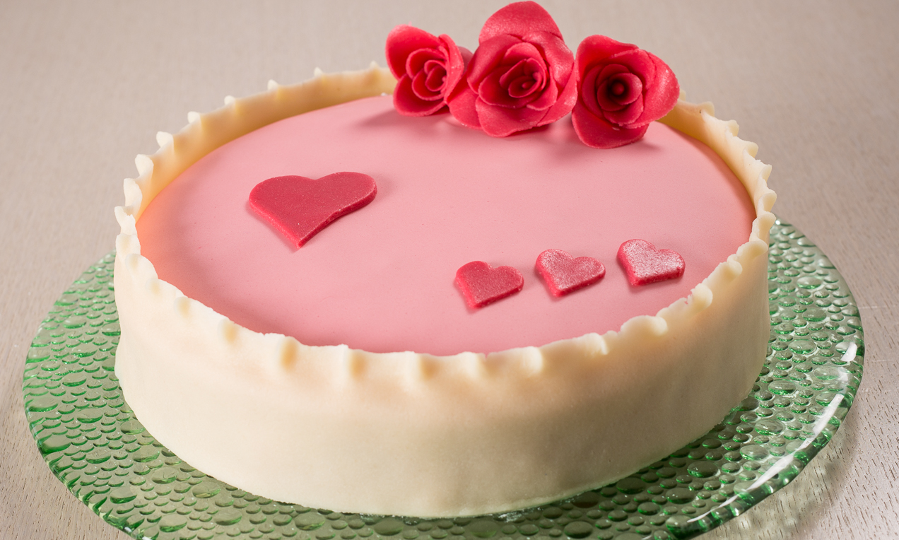 Torta con crema pasticcera, confettura di albicocche e marzapane per la festa della mamma