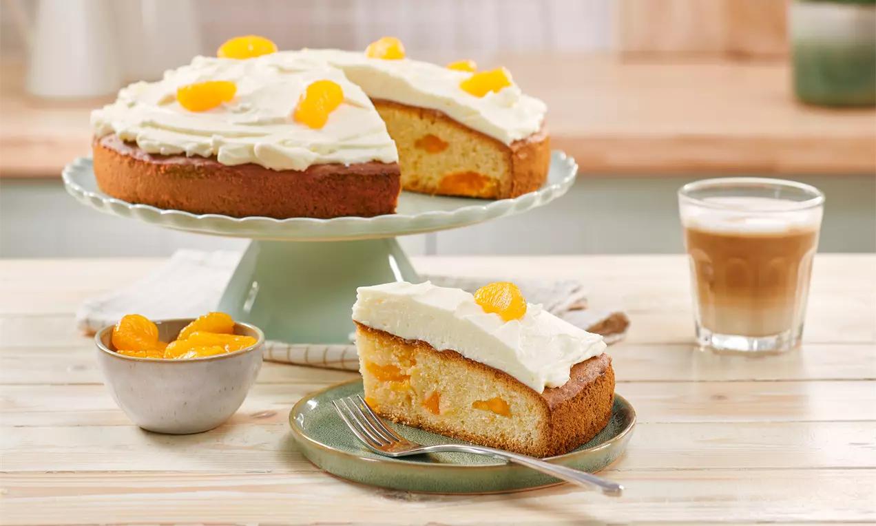 Fruchtiger Zitronen-Mandarinen-Kuchen mit saftigem Teig und cremigem Frischkäse-Topping – einfaches Rezept für frischen Genuss zum Kaffee oder besonderen Anlass.
