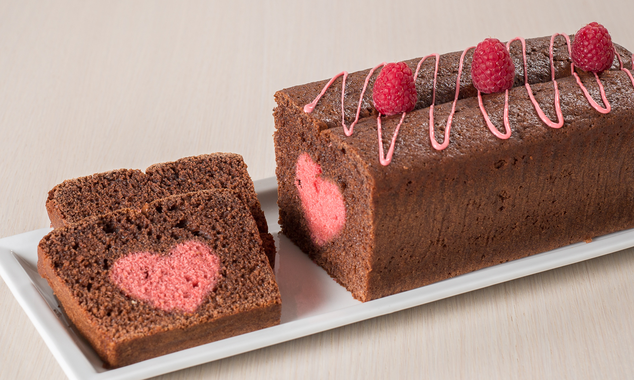 Cake al cacao con cuore al lampone