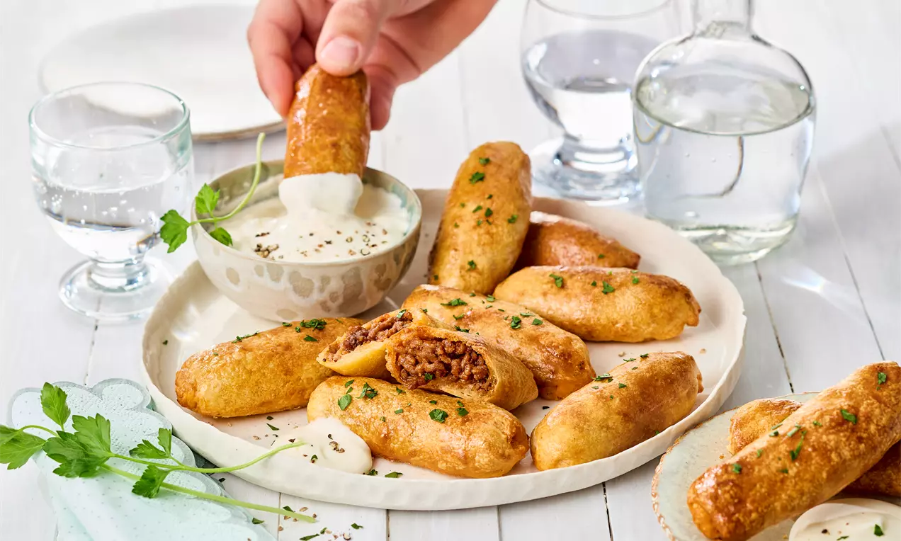 Taco Sticks mit würzigem Hackfleisch und Käse im Airfryer – knuspriger Snack aus Pizzateig, schnell gemacht und perfekt mit Sour Cream zum Dippen.