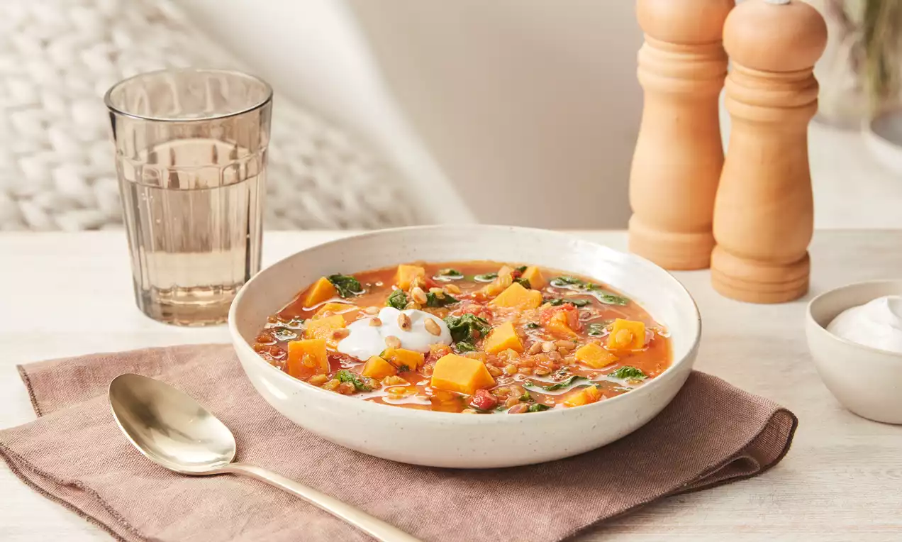 Vegane Linsensuppe mit roten Linsen, Süßkartoffeln und Gewürzen – schnell, einfach, gesund und herzhaft. Perfekt für kalte Tage oder als nahrhafte Mahlzeit.