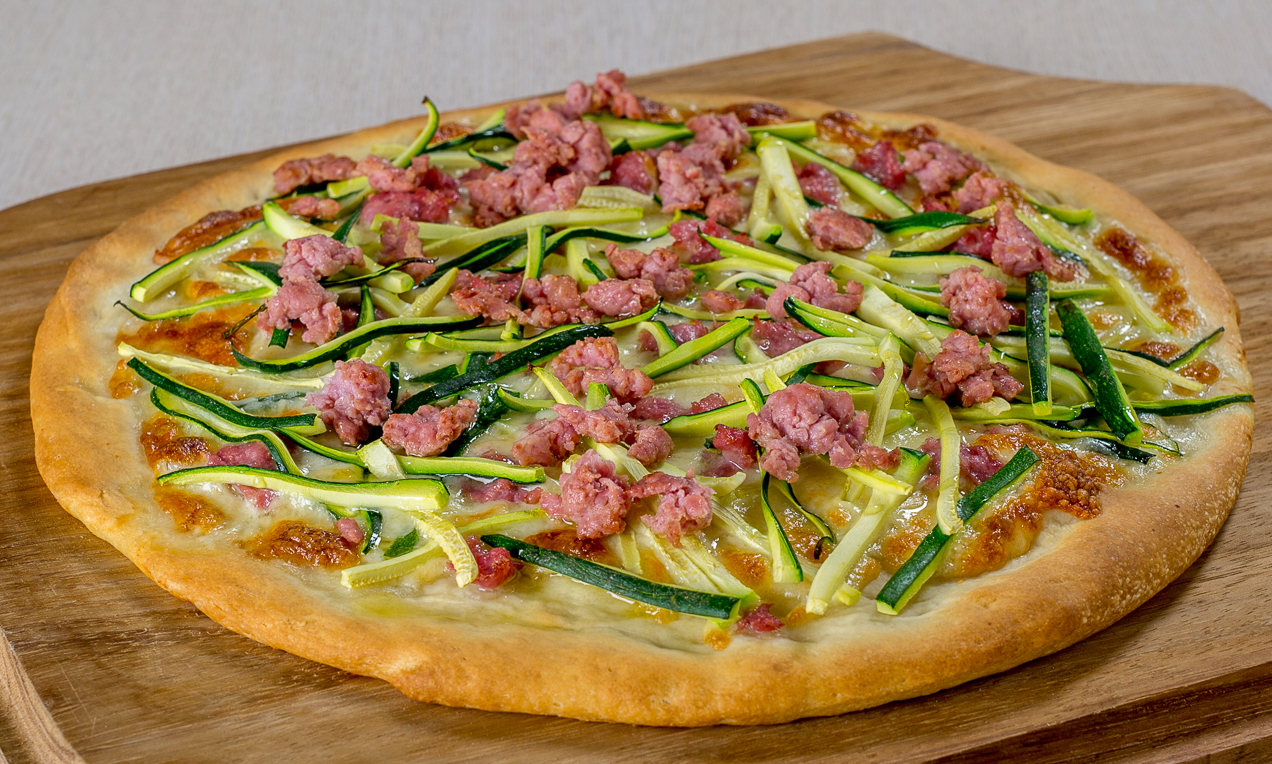 Pizza con zucchine e salsiccia dolce
