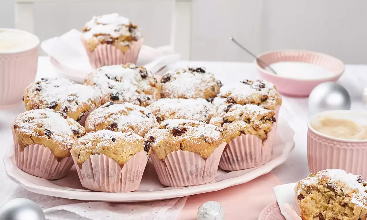 Stollenmuffins sind die perfekte Kombination aus saftigem Stollenteig und praktischer Muffinform. Mit Rum-Rosinen, Mandeln und feinem Stollengewürz bringen diese Stollenmuffins Weihnachten ins Haus