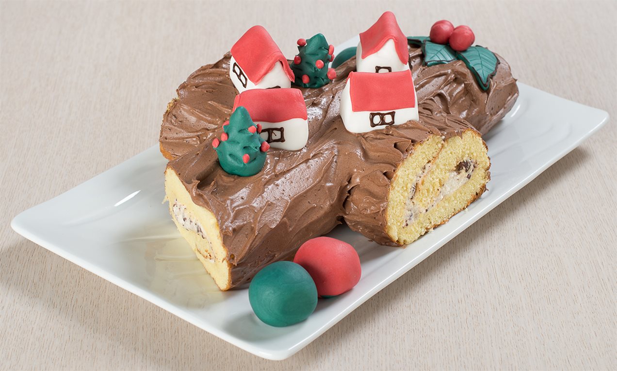 Tronchetto di Natale con decorazioni in pasta di zucchero