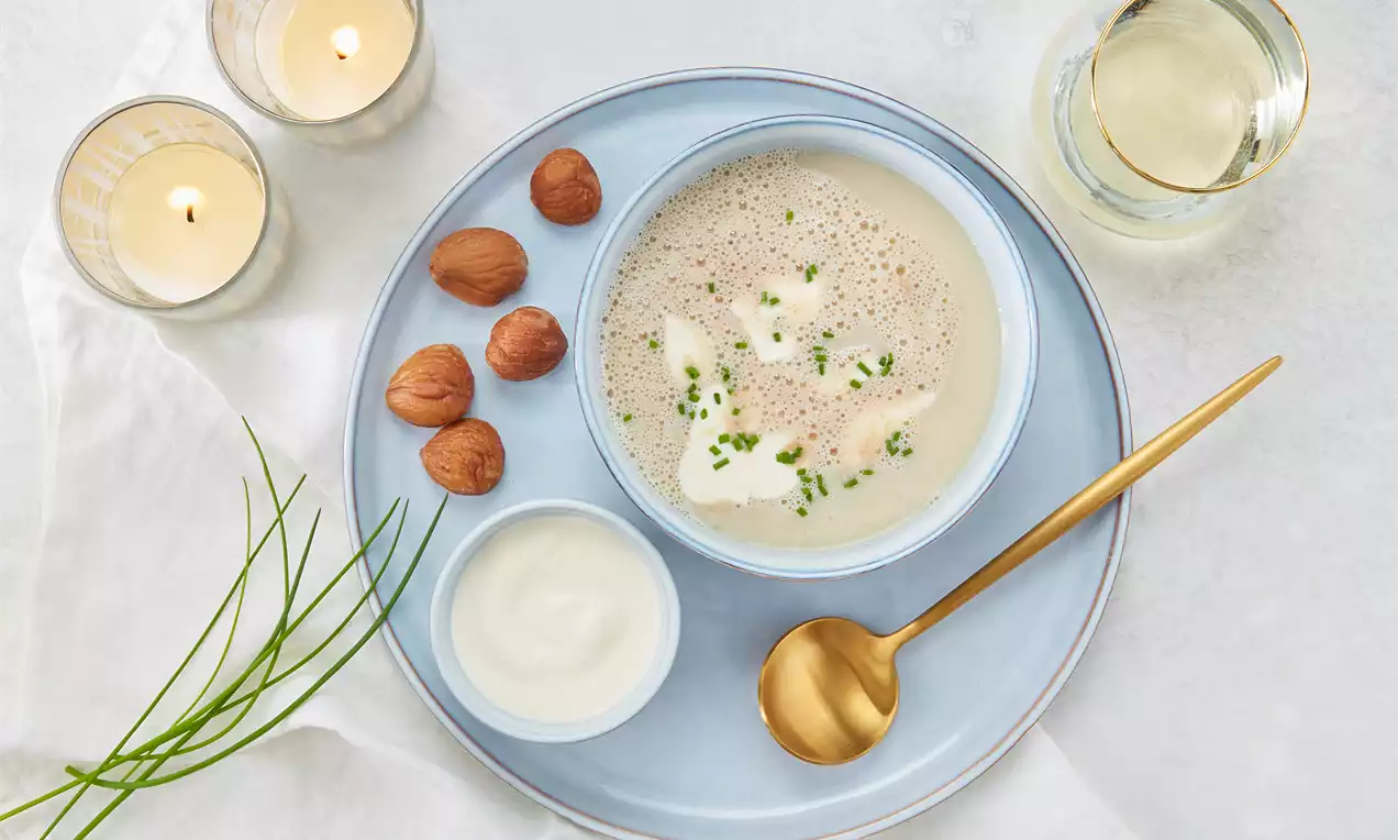 1 Teller mit cremiger Maronensuppe aus gekochten Maronen, verfeinert mit Crème fraîche – einfaches Rezept für eine wärmende, herbstliche Suppe, ideal für kalte Tage und gemütliche Abende.