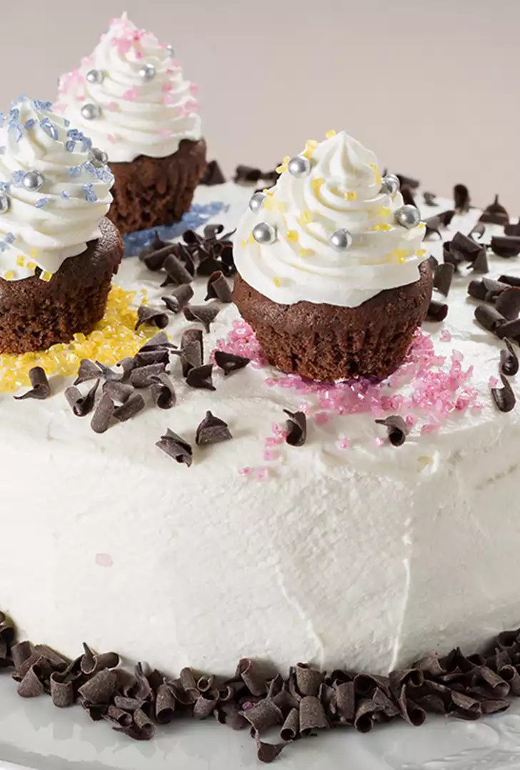 Torta con cupcake e decorazioni glitter.jpg