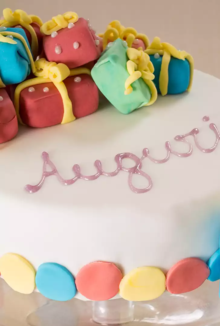 Torta di compleanno in pasta di zucchero.jpg