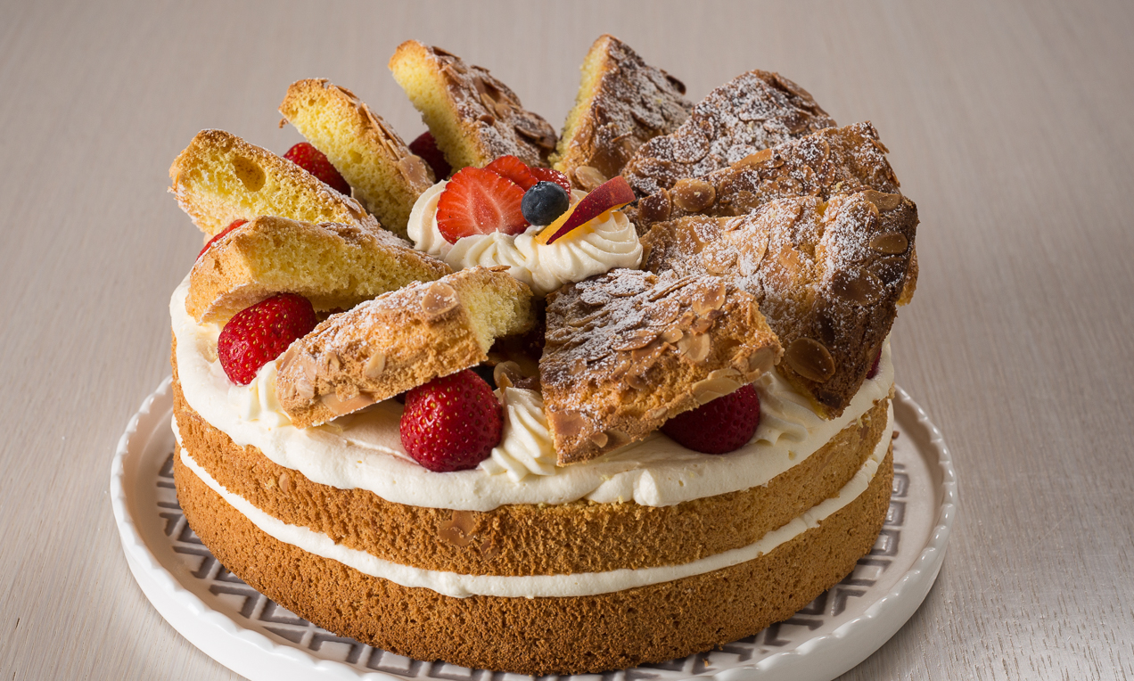 Pan di spagna farcito con crema chantilly