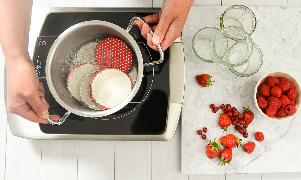 Gläser Deckel ausgekocht DSC5669 ret Ausschnitt