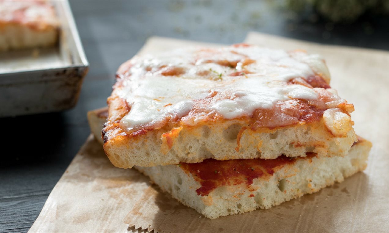 Pizza margherita in teglia ad alta idratazione