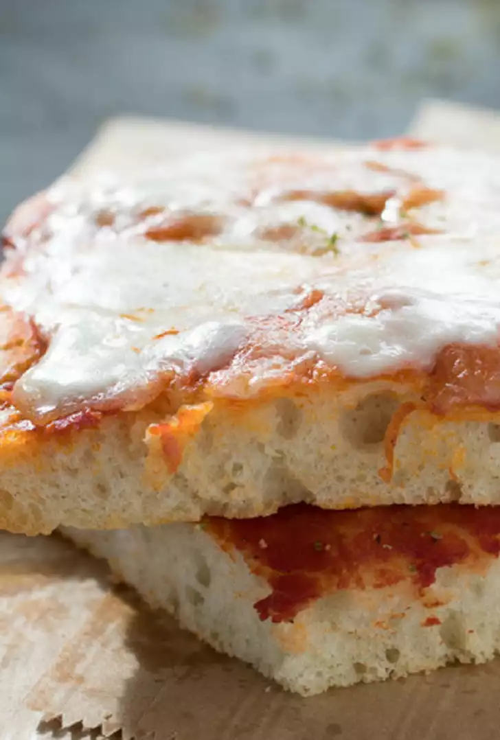 Pizza margherita in teglia ad alta idratazione