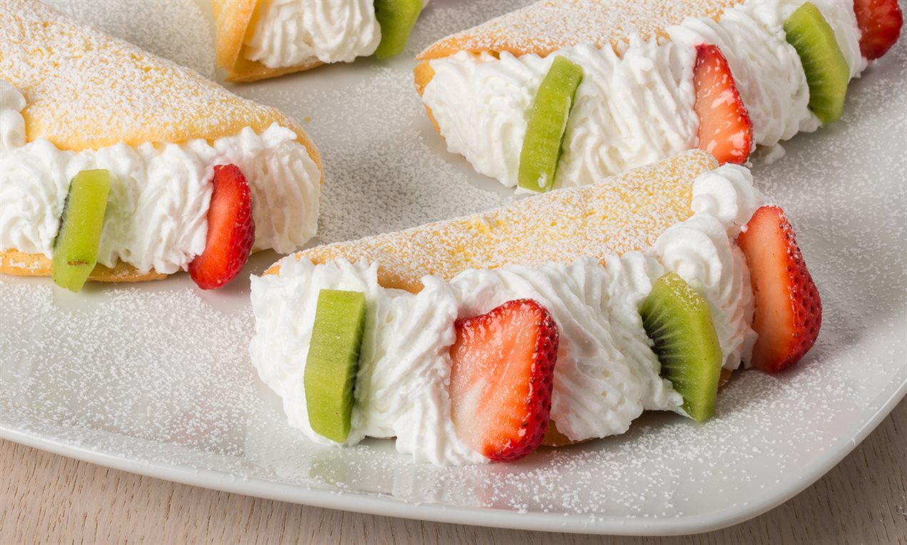 Mezzelune ripiene di Dolceneve con fragole e kiwi