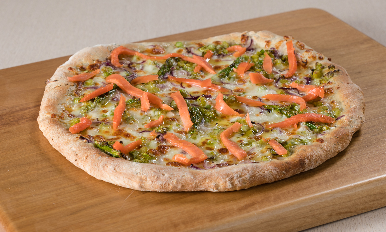 Pizza ai cereali con asparagi e salmone