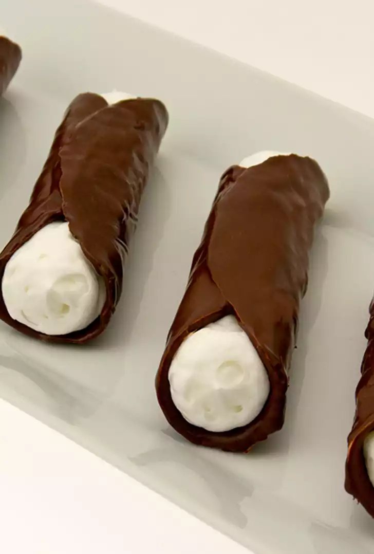 Cannoli-al-cioccolato_DBricette.jpg