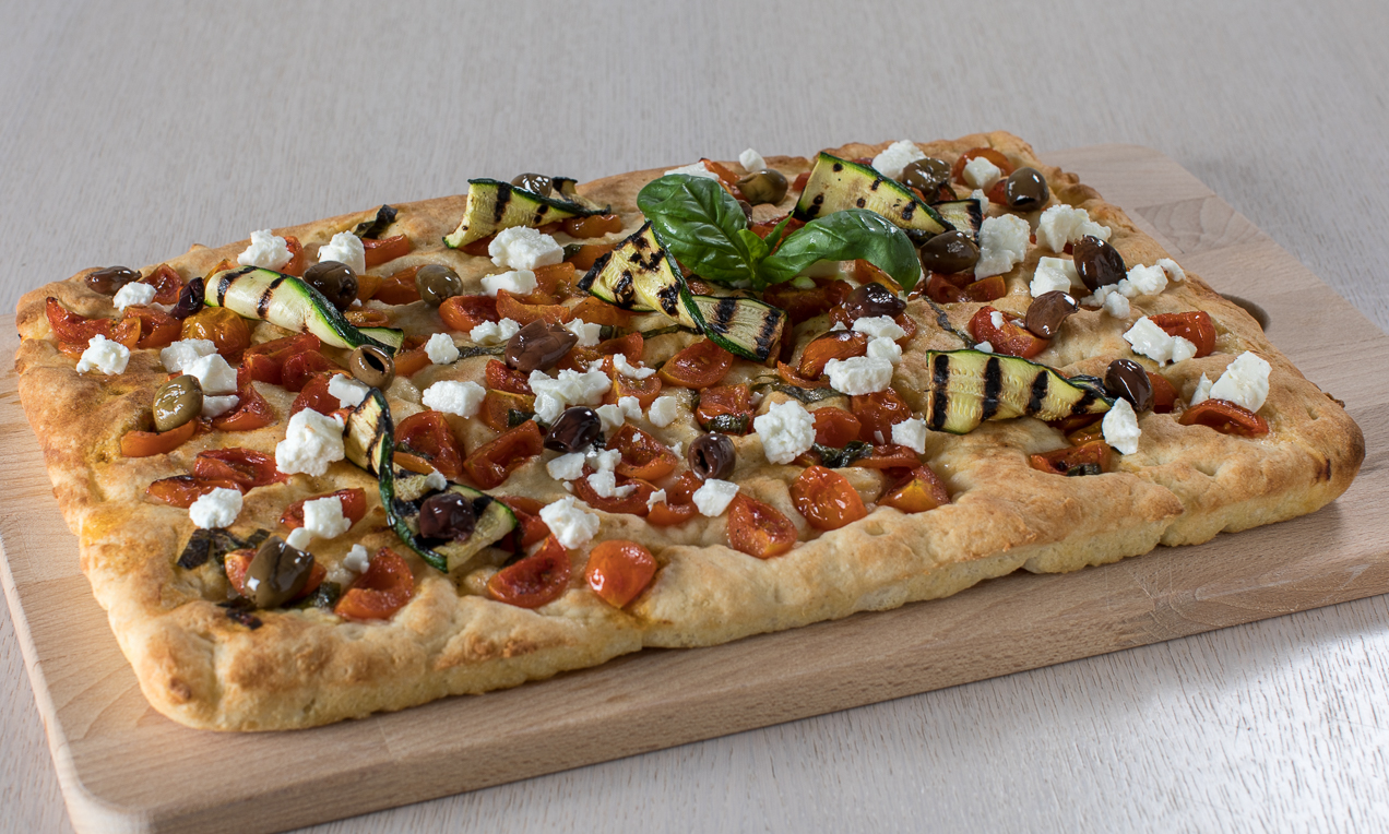 Focaccia senza glutine ai pomodorini, zucchine e olive