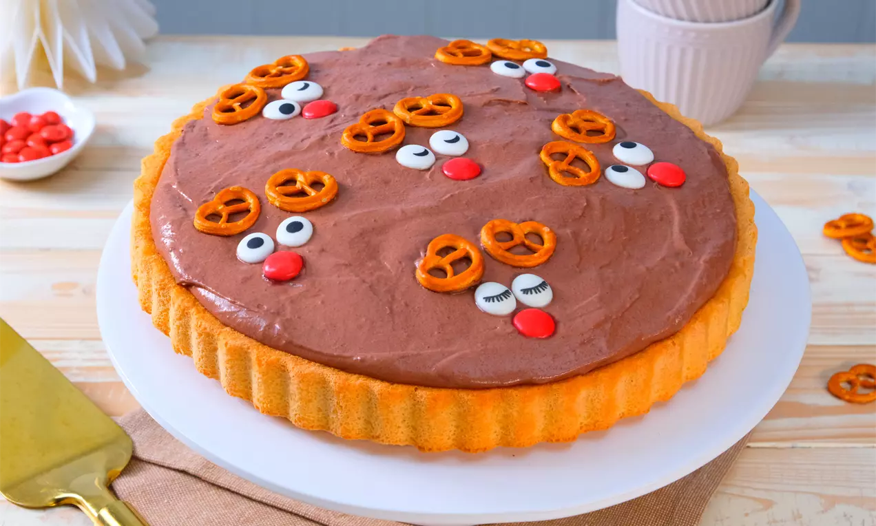 Schneller Weihnachtskuchen mit Paradiescreme, Sahne und Obstboden – einfaches No-Bake-Rezept in 5 Minuten, ideal für spontane Gäste, festliche Kaffeetafel oder süße Genussmomente.