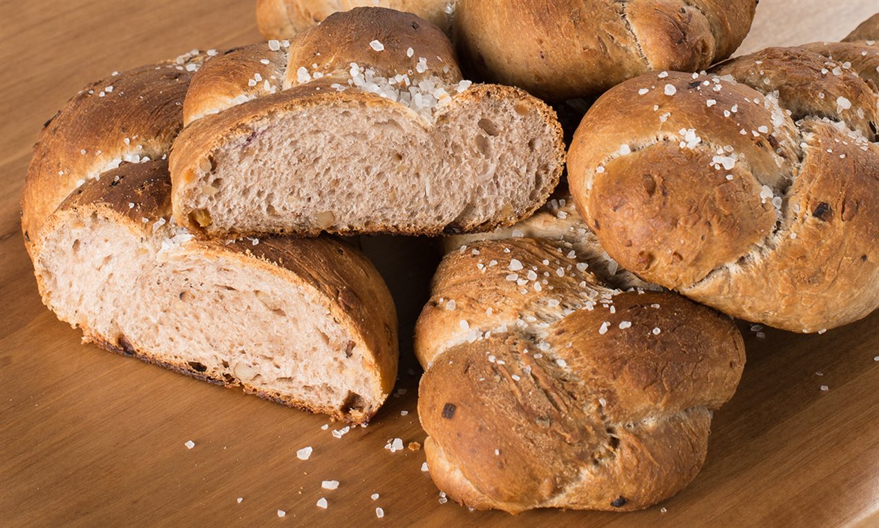 Treccia di pane con cipollotto rosso e noci