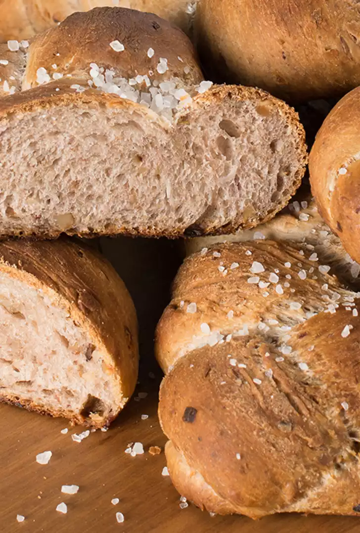 Treccia di pane con cipollotto rosso e noci.jpg