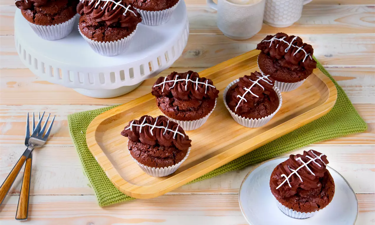 Schokoladige Cupcakes mit cremigem Kakao-Topping – perfekt für den Superbowl-Genuss!