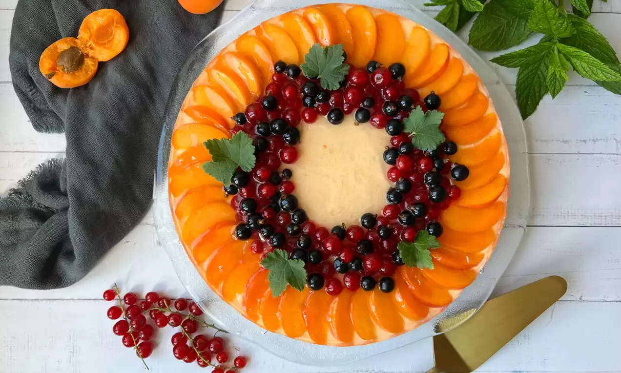 Nepečený ovocný dort s tvarohovou náplní a meruňkovou pěnou