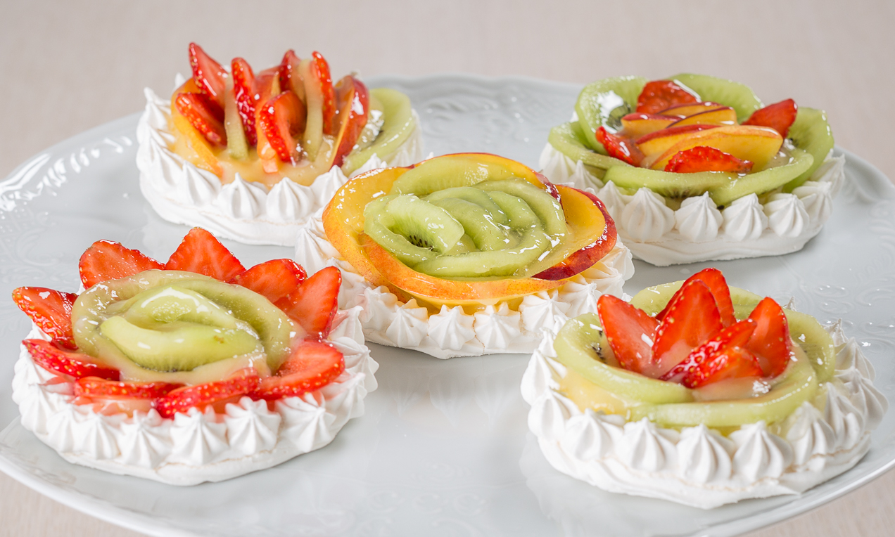 Cestini di meringa con crema pasticcera e frutta