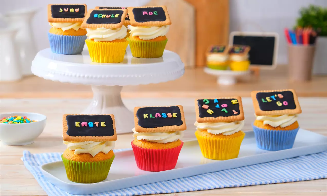 Muffins zum 1. Schultag mit Zitronentopping und Butterkeks-Schultafeln – luftige Cupcakes, einfach gebacken und liebevoll dekoriert für die Einschulungsfeier.