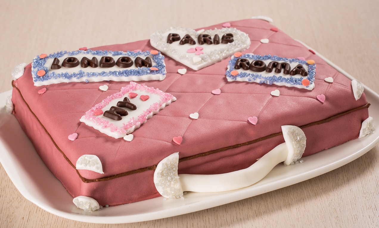 Torta allo yogurt e mandorle a forma di valigia